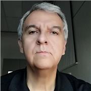 Profesor de Inglés dicta clases a jóvenes y adultos